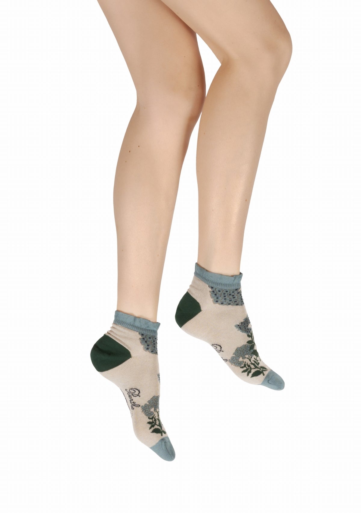 Socquettes fil d’Écosse femme Berthe Aux Grands Pieds fleurs bleues volant ECRU